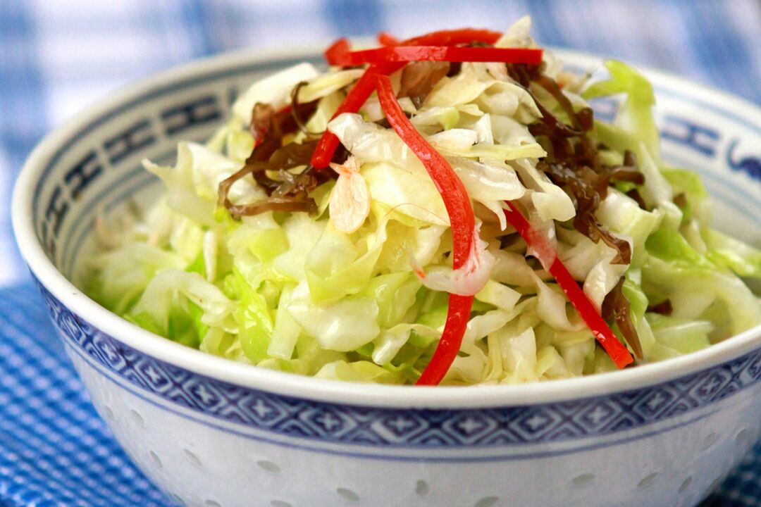 La salade de chou est l'une des options de plat du menu diététique « préféré ».
